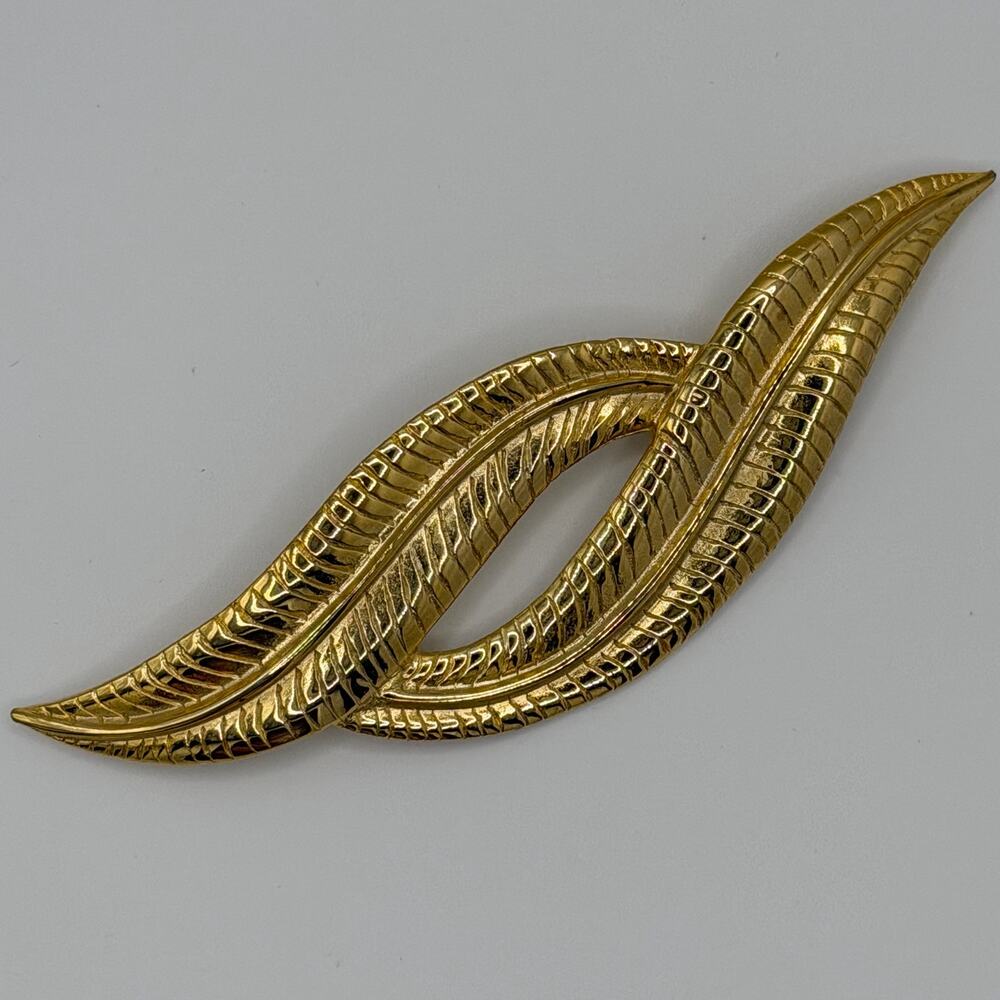 Vintage Gold‑Tone Leaf Brooch – Etched Detail, Classic Elegance